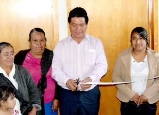 EL PRESIDENTE DE NAUPAN GENARO NEGRETE URBANO ENTREGA LLAVES DE 20 RECAMARAS ADICIONALES EN LA LOCALIDAD DE ICZOTITLA