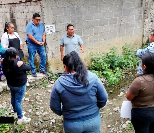 Acuerdan obra comunitaria en Chicontla para mejorar infraestructura peatonal